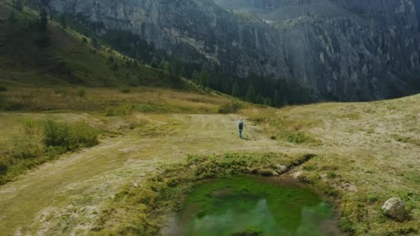 Mujer Excursionista Passo Gardena Los Dolomitas Alpes Italianos — Vídeo de stock