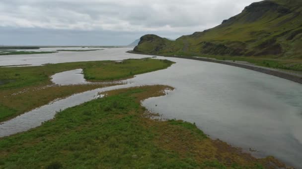 Drone Toma Paisaje Islandés Escénico Con Carretera Fondo Corriendo Junto — Vídeos de Stock
