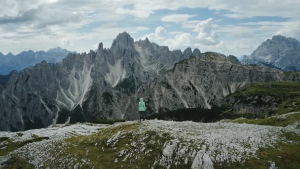イタリア ドロミテ州のカディーニ ミスリナ山脈群のアウロンゾ カドーレ近くの女性ハイキングの空中ビュー トレメ レバレド国立公園とユネスコ世界遺産の一部 — ストック動画