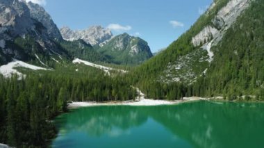 Braies Gölü 'nün, Pragser Wildsee' nin ve dağların üzerindeki hava görüntüleri, arka planda, güneşli bir yaz gününde, İtalya 'nın Dolomites şehrinde.-