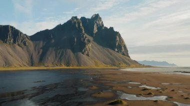 Vestrahorn Dağı ve Stokksnes sahilinin alçak gelgitteki hava aracı görüntüleri. İzlanda 'da güneşli yaz zamanı.
