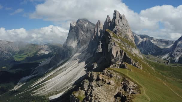 意大利南蒂罗尔Dolomites阿尔卑斯山Trentino Alto Adige的Seceda和Furchetta峰 多罗米蒂Val Gardena最受欢迎的独特山脉 — 图库视频影像