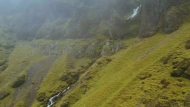 İzlanda 'da bir şelalenin havadan görünüşü. Destansı ölçek doğa doğa harikası.