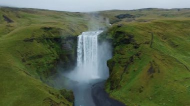 Yazın Güney İzlanda 'da Skoga nehrinde Skogafoss şelalesi. Hava aracı görüntüleri. Popüler turistik cazibe.