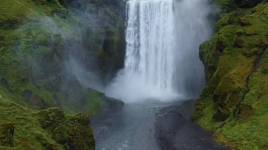 Güney İzlanda 'daki Skoga nehrinde Skogafoss şelalesi. Hava aracı görüntüleri. En çok ziyaret edilen turizm merkezi.