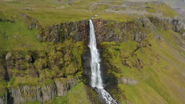 Images Aériennes Drones Cascade Bjarnarfoss Avec Ses Falaises Vertes Dans — Video