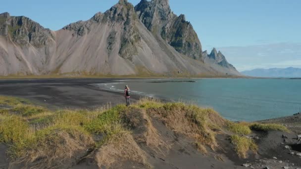 Epische Drohnenaufnahme Der Landschaft Stokksnes Island Touristin Mit Blick Auf — Stockvideo