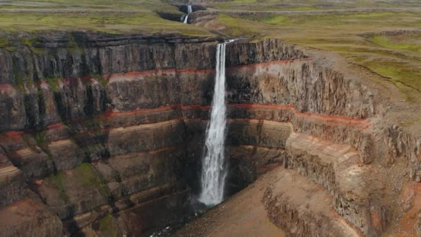 Vista Aérea Cascada Hengifoss Meseta Montañosa Río Islandia Círculo Metraje — Vídeo de stock