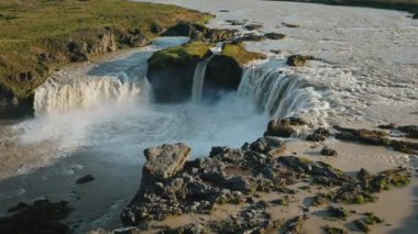 İzlanda insansız hava aracı Godafoss şelalesinin 4k görüntüsü. En ünlü turistik mekan..