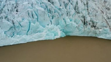 İzlanda ve Fjallsarlon Gölü 'ndeki Vantajokull buzulunun insansız hava aracı görüntüleri.