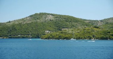 Akdeniz Adası 'na yakın güzel bir körfeze demirlemiş lüks bir yat yelkenlisi..