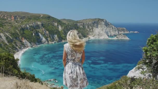 Blondynka Macha Włosami Zakłada Kapelusz Letni Sezon Wakacyjny Pięknym Krajobrazem — Wideo stockowe