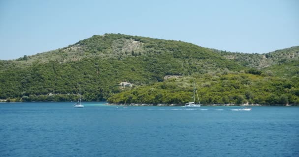 Barca Vela Lusso Ormeggiata Nella Bellissima Baia Vicino All Isola — Video Stock