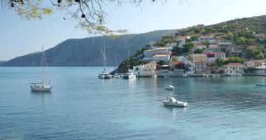 Yunanistan, Cephalonia adası, yaz tatilinde deniz koylu Assos köyü.