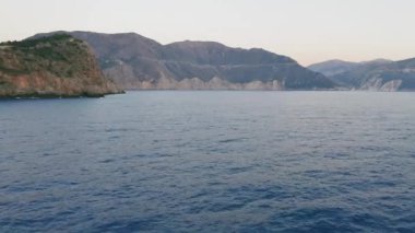 Yunanistan 'ın İyon Adası' ndaki Assos köyü yakınlarındaki Kefalonia kıyı şeridinin havadan görüntüsü