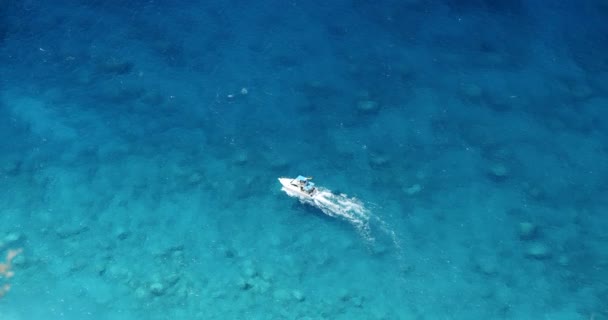 游船在蓝色海水中跳岛旅行 顶部视图 — 图库视频影像