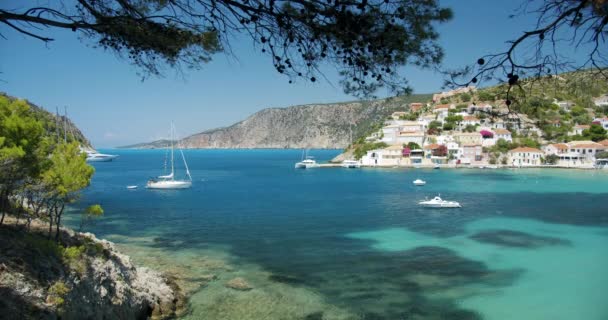 アソス村 セファロニア島 ギリシャだ 夏休みにヨットボートと海 — ストック動画