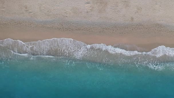 Top Zicht Zandstrand Turquoise Zee Golven Aan Kust — Stockvideo