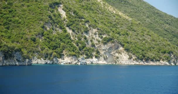 Akdeniz Kıyıları Sarp Adalar Gizli Körfezdeki Yalnız Beyaz Zevk Teknesi — Stok video