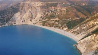 Günbatımında Myrtos plajının havadan manzarası, Yunanistan 'ın en güzel Kefalonia plajı.