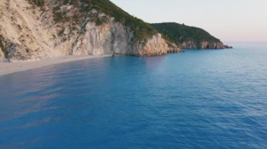 Güzel Milos plajının ve Lefkada, İyon adası, Yunanistan 'ın uçurumlarının havadan manzarası. Gün batımı altın güneş ışığı ve turkuaz mavi deniz koyunda