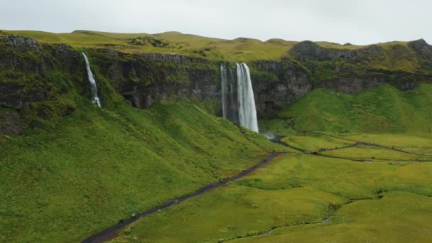 アイスランドの空中ドローン映像印象的なセリヤランフォスの滝 — ストック動画
