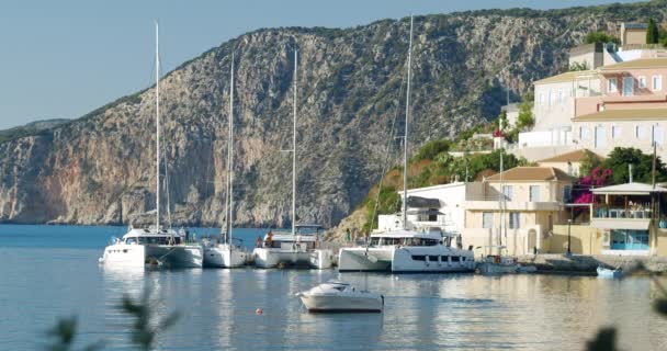Piękny Krajobraz Morski Grecji Białe Łodzie Podróżnikami Zakotwiczone Wzdłuż Pięknego — Wideo stockowe