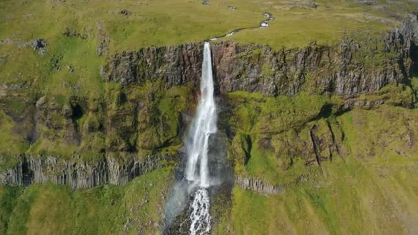 Images Aériennes Drones Cascade Bjarnarfoss Falaises Montagne Plateau Vert Dans — Video