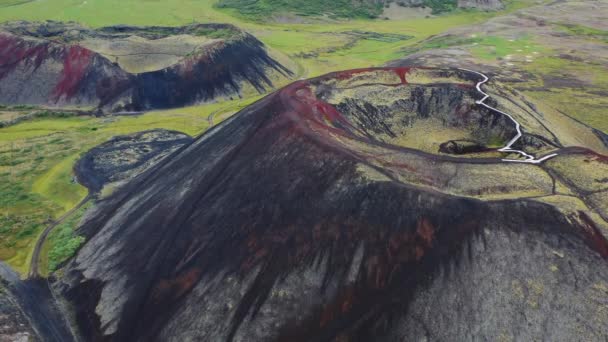 Lot Dronem Lotniczym Nad Kraterem Grabrok Islandia — Wideo stockowe