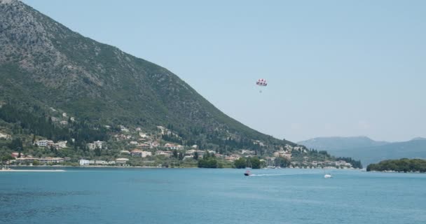 Paesaggio Dell Isola Mediterranea Motoscafo Con Turista Sul Paracadute Dietro — Video Stock