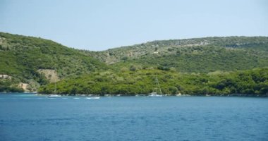 Akdeniz Adası 'na yakın güzel bir körfeze demirlemiş lüks bir yat yelkenlisi..