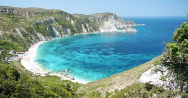 Kefalonia 'nın batı kıyısında sıcak yaz mevsiminde zümrüt yeşili deniz koyuyla güzel bir sahil, Yunanistan.