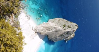 Zakynthos Adası, Yunanistan. Keri yakınlarındaki inanılmaz beyaz kaya plajı. Turist zevk tekneli mavi göl. Üst Manzara. Dikey görüntüler.