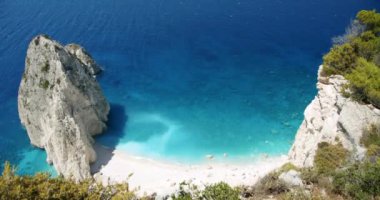 Keri yakınlarında mavi lagünlü beyaz kaya oluşumlu gözlerden uzak sahil manzarası, turistik zevk tekneleri. Üst görünüm.