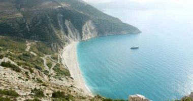 Yunanistan 'ın Kefalonia adasındaki ünlü Myrtos. Akşam güneşinde lüks yat..