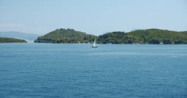 Akdeniz Adası 'na yakın güzel bir körfeze demirlemiş lüks bir yat yelkenlisi..