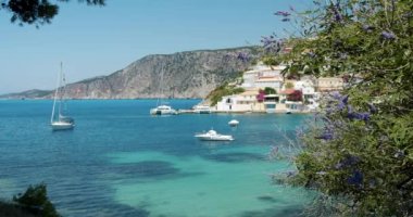 Assos köyü. Sefalonya adası. Yunanistan. Yaz tatilinde tekneli deniz..