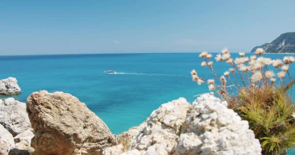 希腊爱奥尼亚群岛莱夫卡达Agios Nikitas附近绿松石海的每日旅游船 — 图库视频影像