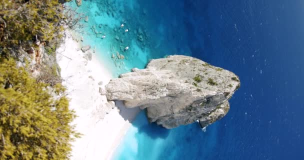 希腊Zakynthos岛 Keri附近惊人的白色岩石海滩 蓝色的泻湖 还有观光游艇 顶部视图 垂直镜头 — 图库视频影像
