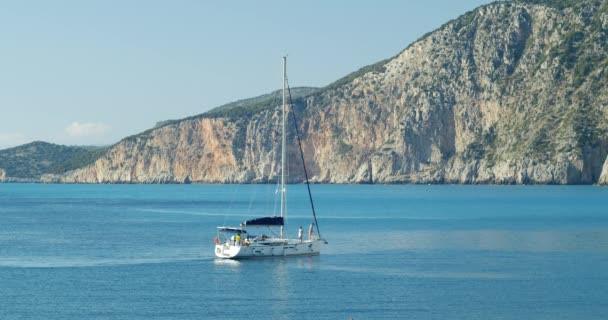Barca Vela Nel Villaggio Assos Isola Cefalonia Grecia Vacanze Estive — Video Stock