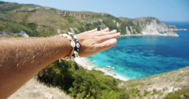 Χέρι Του Ανθρώπου Απλώθηκε Στον Αέρα Προς Την Όμορφη Παραλία — Αρχείο Βίντεο
