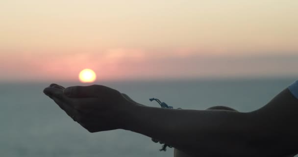 Fille Tenant Soleil Dans Paume Coucher Soleil Concept Rêve Religion — Video