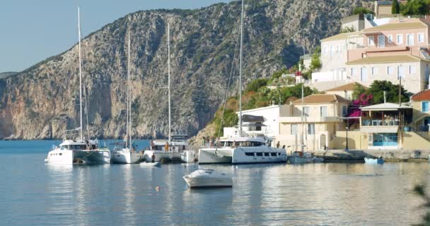 Bellissimo Paesaggio Marino Grecia Barche Bianche Con Viaggiatori Ancorati Lungo — Video Stock
