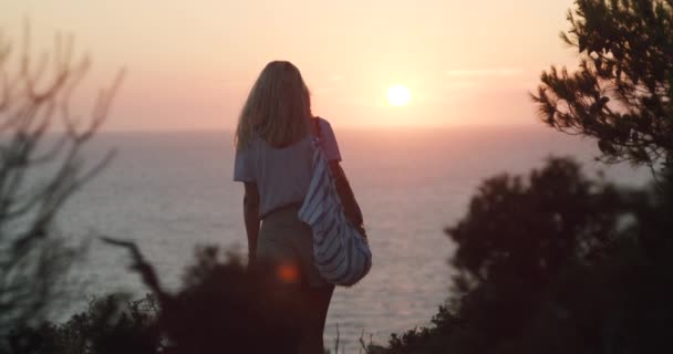Mujer Camina Hacia Hermosa Puesta Sol Brillante Disfrutando Vista Mar — Vídeo de stock