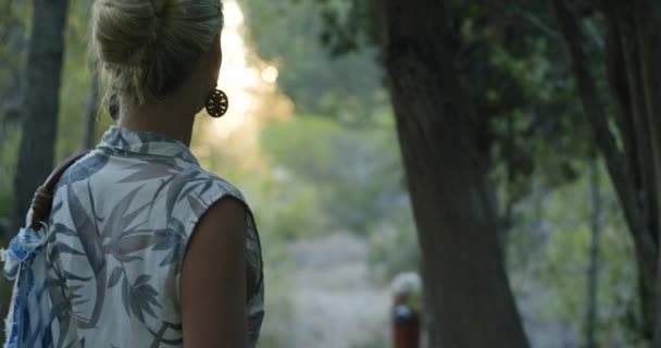 Крупним Планом Жінка Виступає Проти Спалахів Заходу Сонця Жінка Позаду — стокове відео