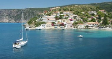 Yunanistan, Cephalonia adası, yaz tatilinde deniz koylu Assos köyü.