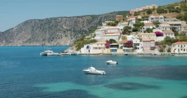 Assos köyü. Sefalonya adası. Yunanistan. Yaz tatilinde tekneli deniz..