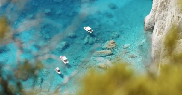 Barcos Turísticos Placer Una Playa Aislada Con Agua Azul Vista — Vídeo de stock