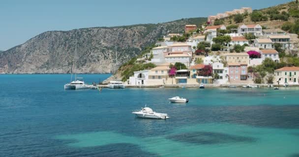 Villaggio Assos Isola Cefalonia Grecia Mare Con Yacht Vacanza Estiva — Video Stock