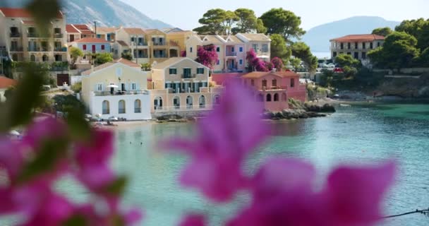 Bellissimo Piccolo Villaggio Assos Sull Isola Cefalonia Grecia Fioritura Primo — Video Stock